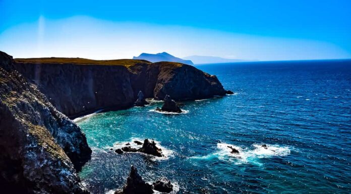 Formazioni rocciose e scogliere sull'isola di Anacapa nel Parco nazionale delle Isole del Canale, nel sud della California