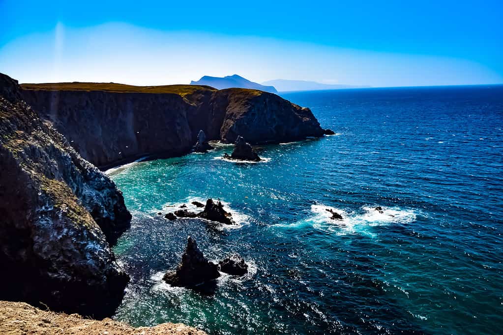 Formazioni rocciose e scogliere sull'isola di Anacapa nel Parco nazionale delle Isole del Canale, nel sud della California