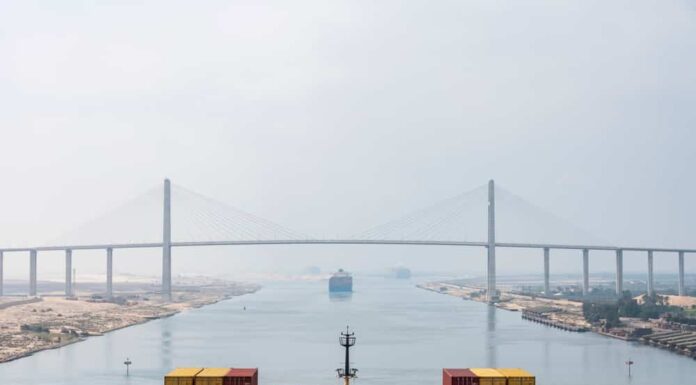 Vista sui container caricati sulla nave mercantile, in transito sul Canale di Suez.