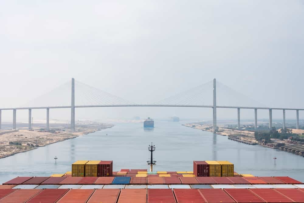 Vista sui container caricati sulla nave mercantile, in transito sul Canale di Suez.