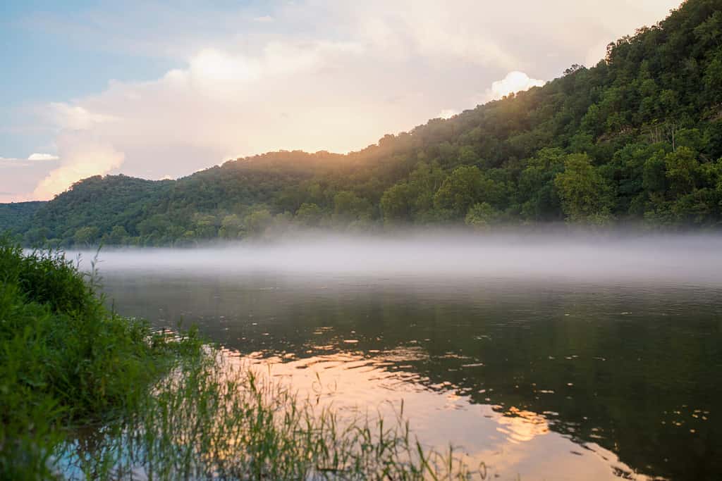 Tramonto sul fiume White a Mountain View, Arkansas Ozark Mountains