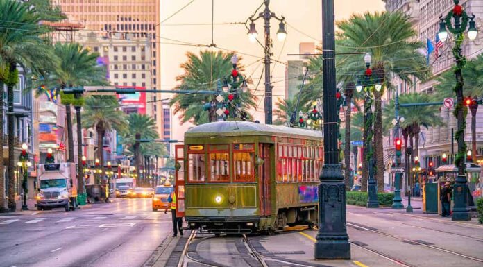 Tram nel centro di New Orleans, USA al crepuscolo