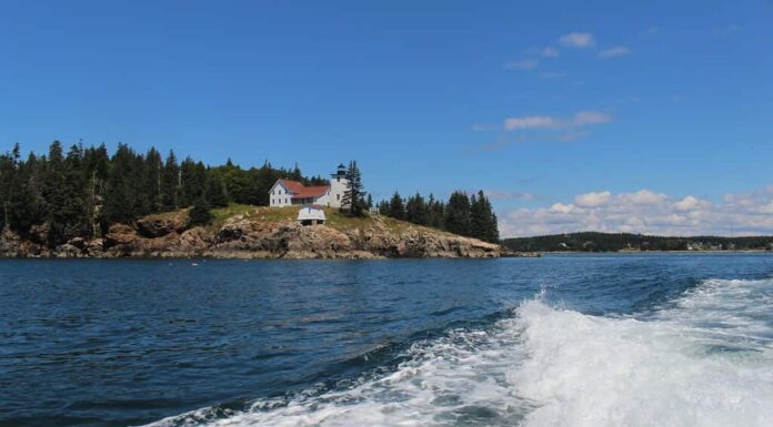 Splendide vedute di un faro lungo la riva di Swans Island, nel Maine.