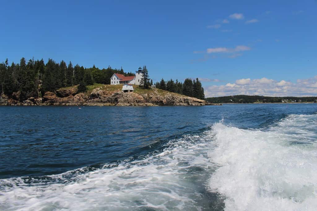 Splendide vedute di un faro lungo la riva di Swans Island, nel Maine.