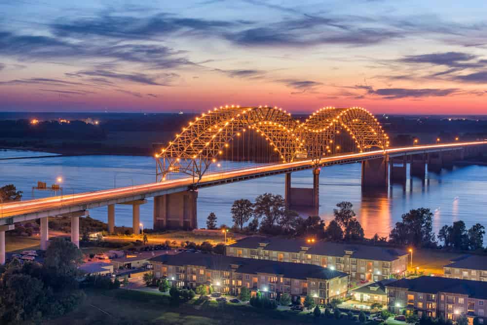 Memphis, Tennessee, Stati Uniti d'America al ponte Hernando de Soto al crepuscolo.
