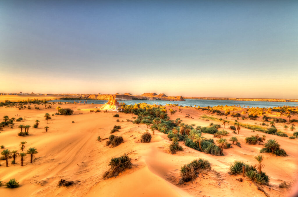 Alba aerea Vista panoramica sul gruppo del lago Yoa dei laghi Ounianga kebir all'Ennedi, Ciad