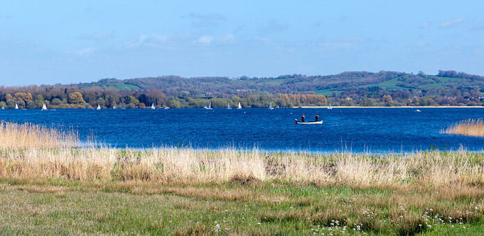 Panorama del lago Chew Valley e del bacino idrico Somerset Inghilterra, un sito importante per il birdwatching della fauna selvatica, la vela e la pesca
