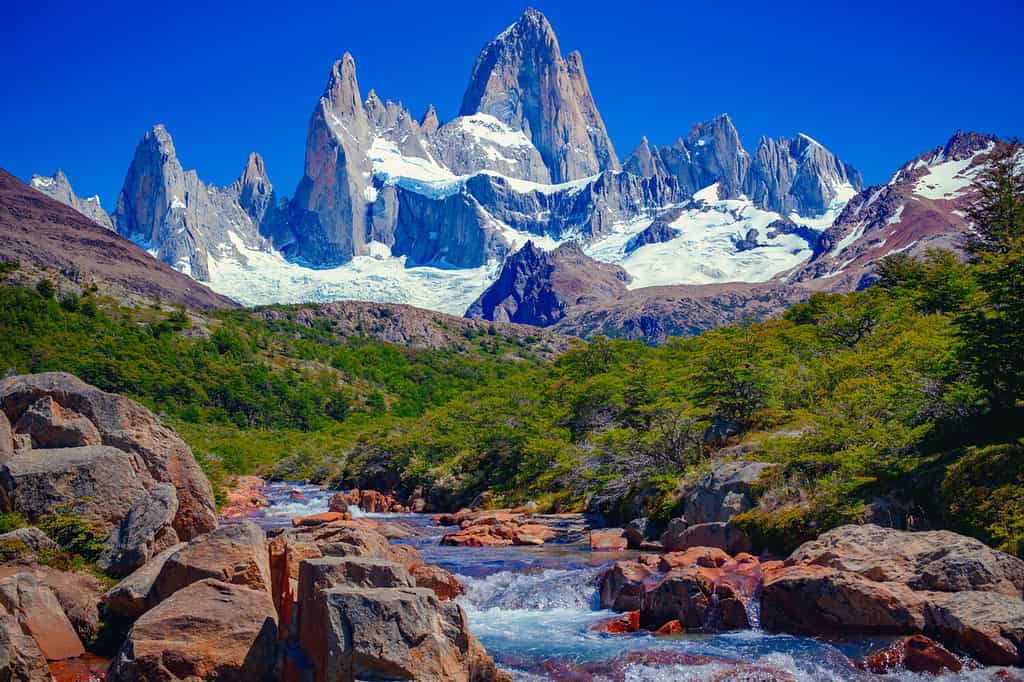 Uno scenario unico e bellissimo: un fiume azzurro a El Chaltén, in Patagonia, e il Monte Fitz Roy sullo sfondo.  Situato sulle Ande Patagoniche meridionali tra Cile e Argentina.