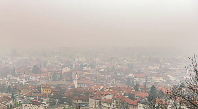 Gli alti livelli di inquinamento creano una fitta nebbia su Sarajevo