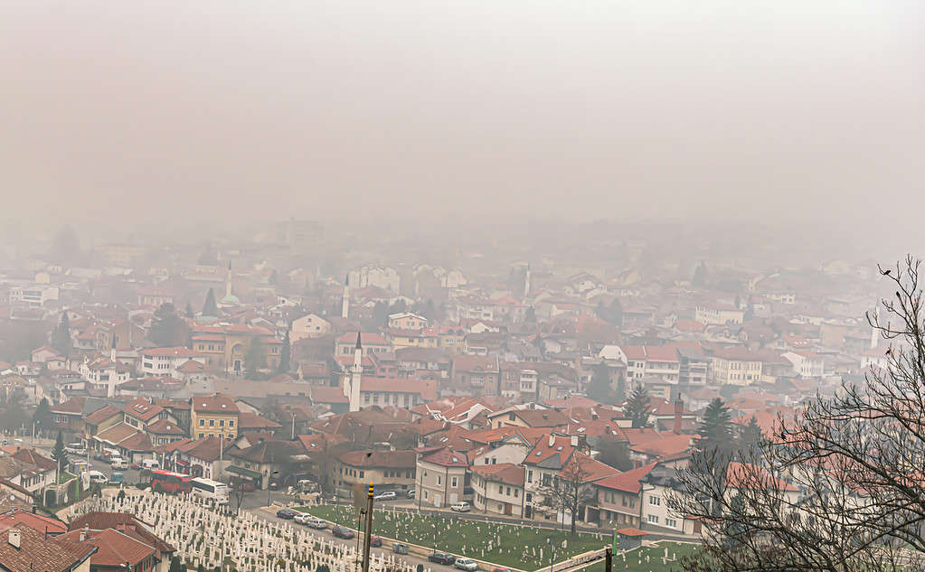 Gli alti livelli di inquinamento creano una fitta nebbia su Sarajevo