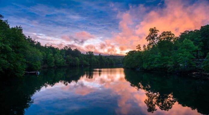 All'inizio del 1900 Mentone, in Alabama, stava diventando una popolare destinazione turistica.  Nel 1924 fu costruita la diga di Lahusage per creare il lago Lahusage sulla forcella orientale del Little River sulla Lookout Mountain.