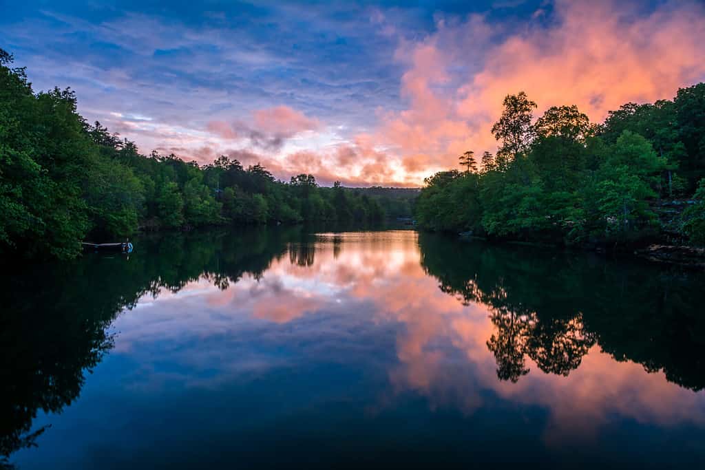 All'inizio del 1900 Mentone, in Alabama, stava diventando una popolare destinazione turistica.  Nel 1924 fu costruita la diga di Lahusage per creare il lago Lahusage sulla forcella orientale del Little River sulla Lookout Mountain.