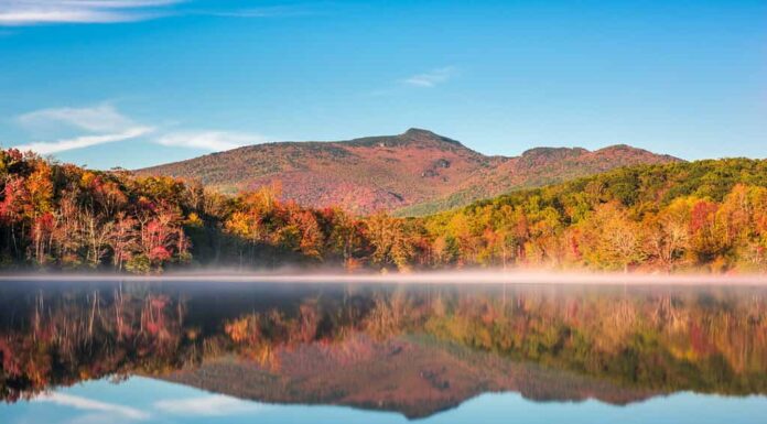 Grandfather Mountain, Carolina del Nord, Stati Uniti sul Price Lake in autunno.
