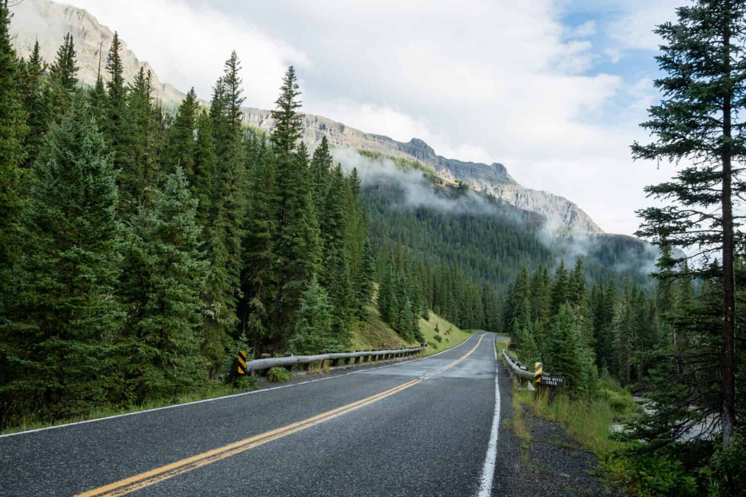 Autostrada Beartooth attraverso il Wyoming, Montana.  Il viaggio più panoramico degli Stati Uniti verso il Parco Nazionale di Yellowstone, circondato da una vegetazione lussureggiante e dalle cime delle montagne