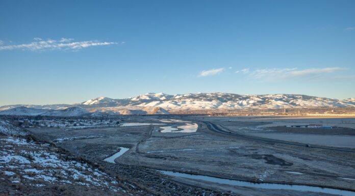 Veduta aerea del paesaggio del South Reno con il Monte Rose, la Slide Mountain e l'aeroporto di Reno Tahoe in lontananza.