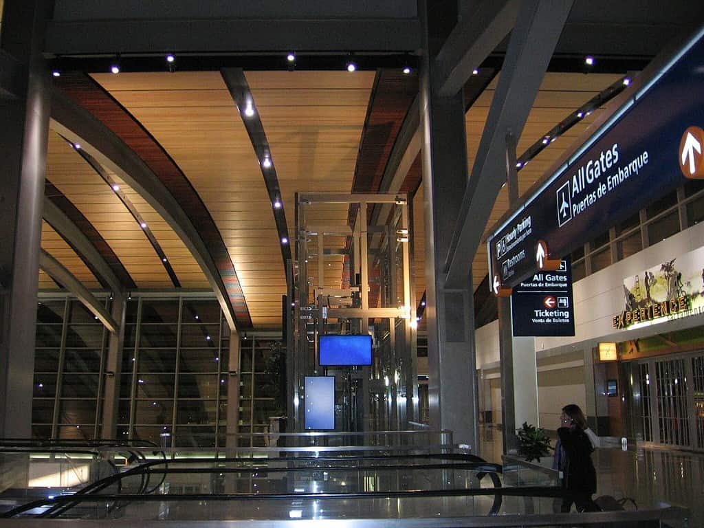 all'interno del terminal B, aeroporto internazionale di Sacramento 