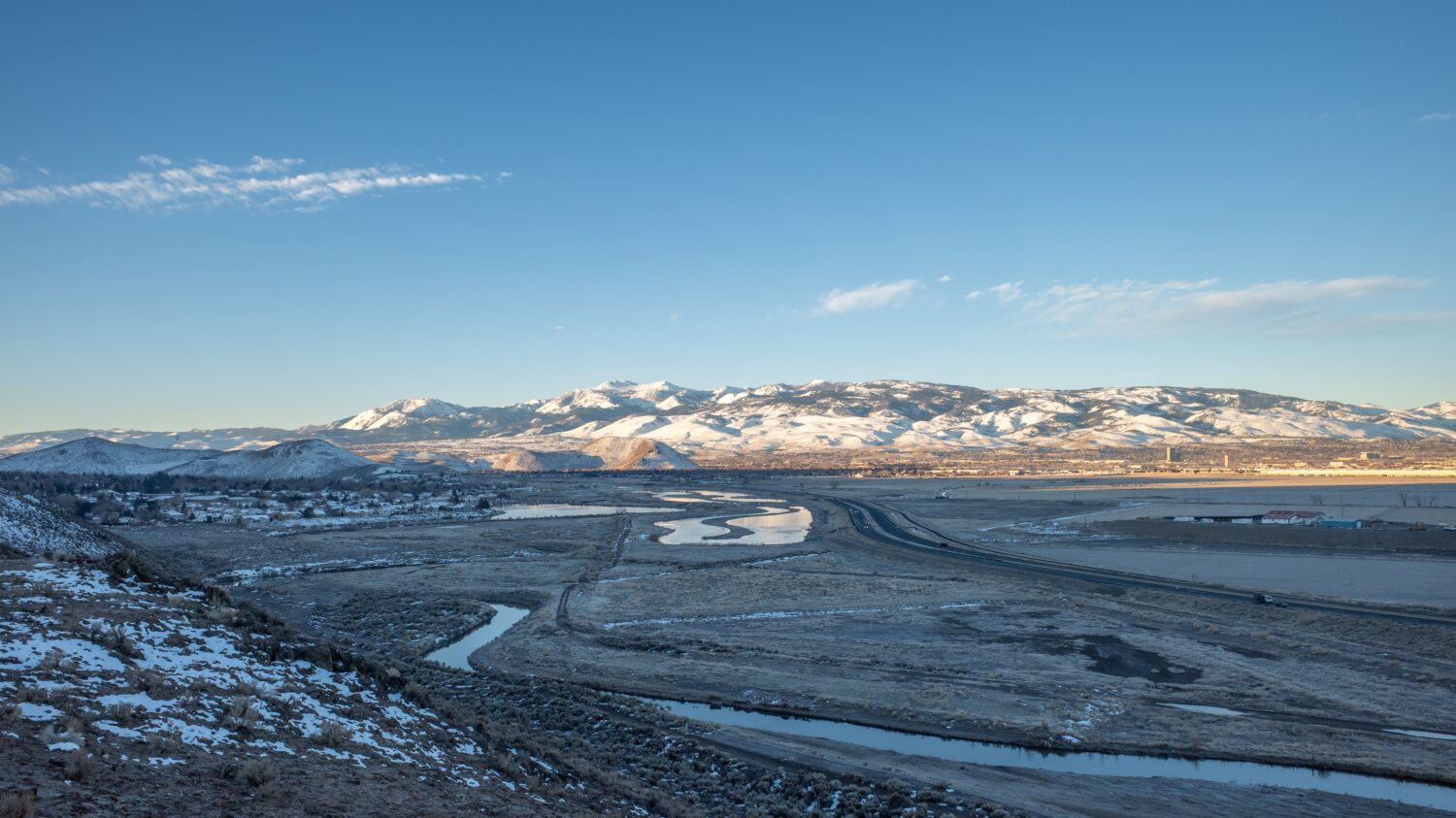 Veduta aerea del paesaggio del South Reno con il Monte Rose, la Slide Mountain e l'aeroporto di Reno Tahoe in lontananza.