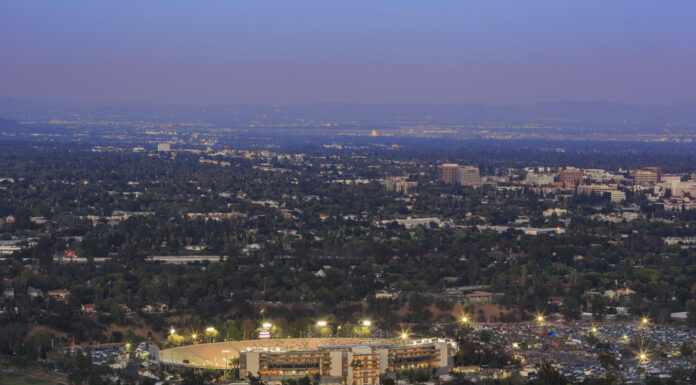 Il bellissimo Rose Bowl, il municipio di Pasadena e la vista del centro di Pasadena al crepuscolo