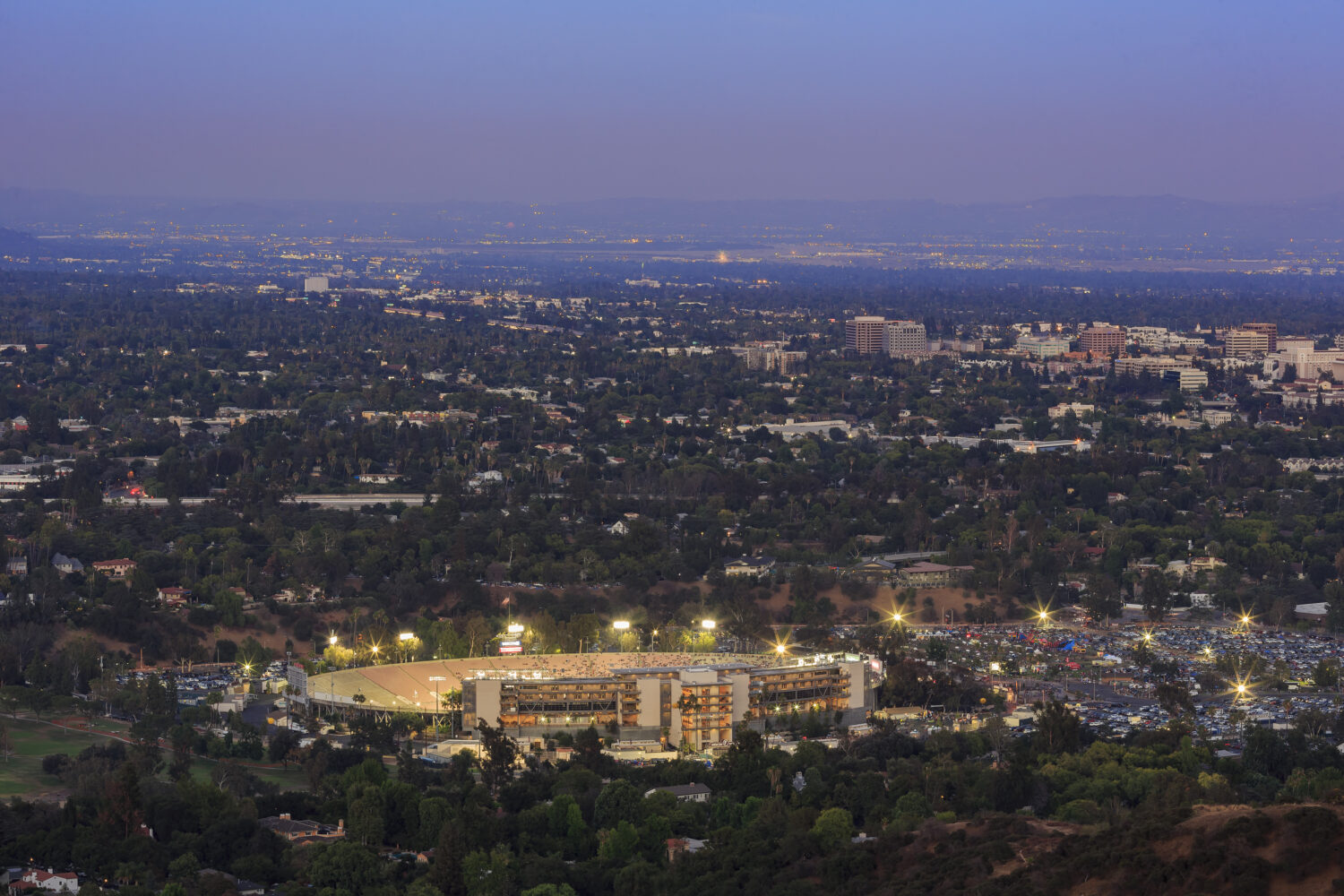 Il bellissimo Rose Bowl, il municipio di Pasadena e la vista del centro di Pasadena al crepuscolo