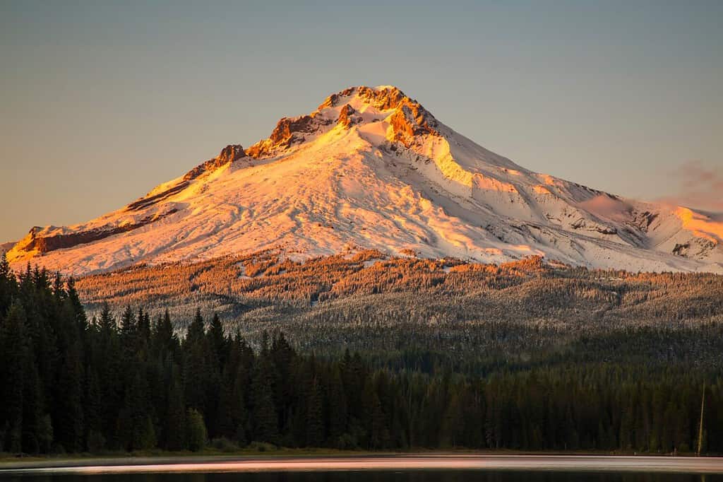 Mount Hood che si riflette nel lago Trillium al tramonto, National Forest, Oregon USA