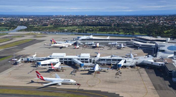 Foto dell'aeroporto di Sydney scattata dal finestrino di un Garuda A330 in uscita da Sydney a Bali