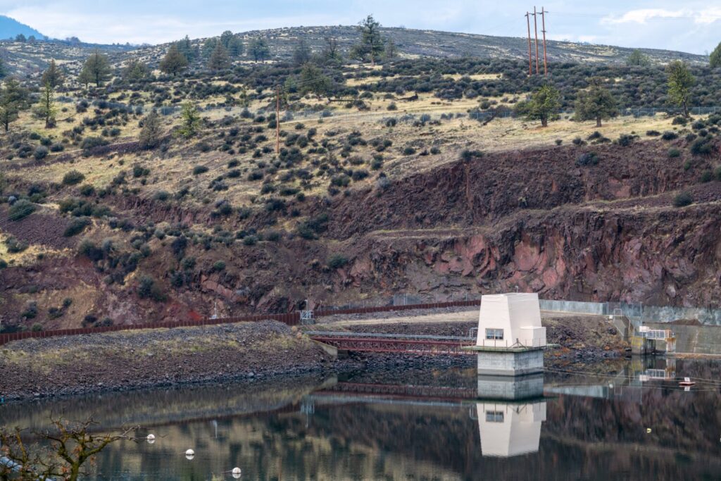 La diga Iron Gate vicino a Hornbrook in California, USA - Le dighe lungo il fiume Klamath furono ideate per interrompere la vita delle comunità indigene.