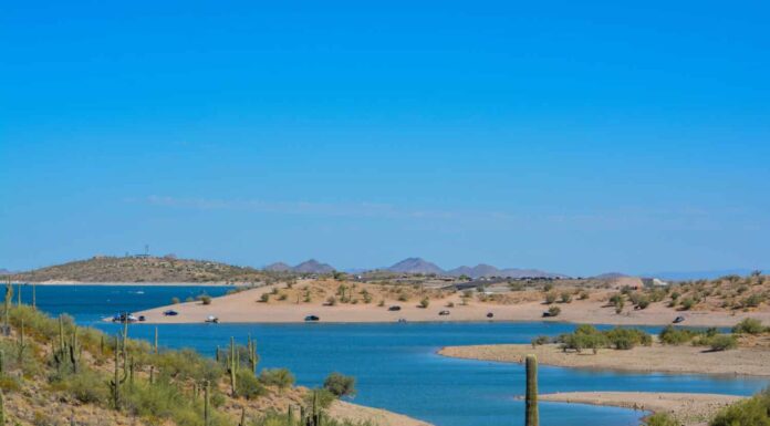 Vista del Lago Pleasant nel Parco Regionale del Lago Pleasant, deserto di Sonora, Arizona USA