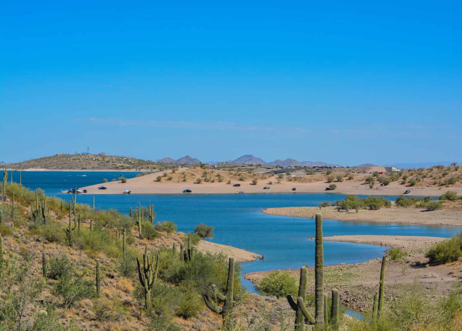 Vista del Lago Pleasant nel Parco Regionale del Lago Pleasant, deserto di Sonora, Arizona USA