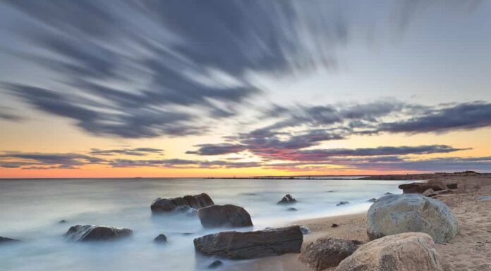 Crepuscolo su una spiaggia rocciosa nell'Hammonasset State Park, situato nella contea di Madison, nel Connecticut