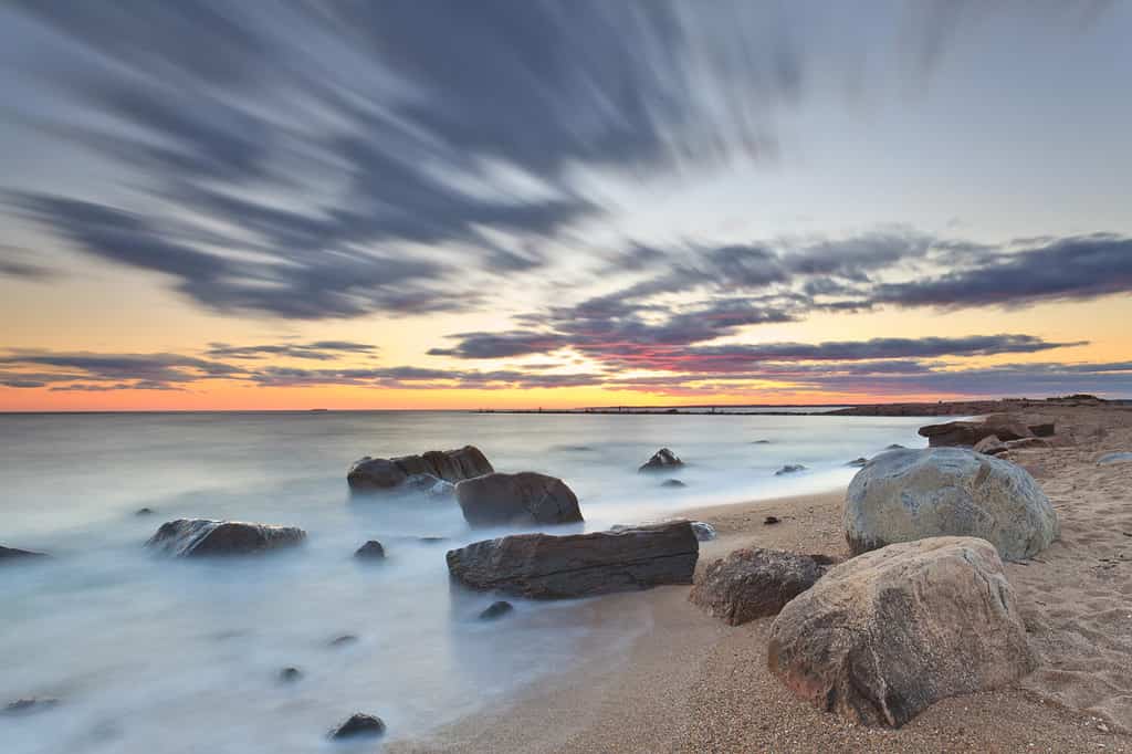 Crepuscolo su una spiaggia rocciosa nell'Hammonasset State Park, situato nella contea di Madison, nel Connecticut