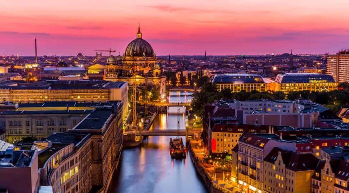 Veduta aerea panoramica dello skyline di Berlino con la famosa torre della televisione e il fiume Sprea in uno splendido crepuscolo post-tramonto durante l'ora blu al tramonto con drammatiche nuvole colorate, nel centro di Berlino Mitte, Germania