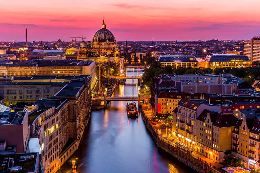 Vista aerea panoramica dello skyline di Berlino con la famosa torre della televisione e il fiume Sprea in uno splendido crepuscolo dopo il tramonto durante l'ora blu al tramonto con drammatiche nuvole colorate, centro di Berlino Mitte, Germania