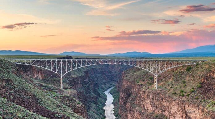 Taos, Nuovo Messico, Stati Uniti d'America al Rio Grande Gorge Bridge sul Rio Grande al crepuscolo.
