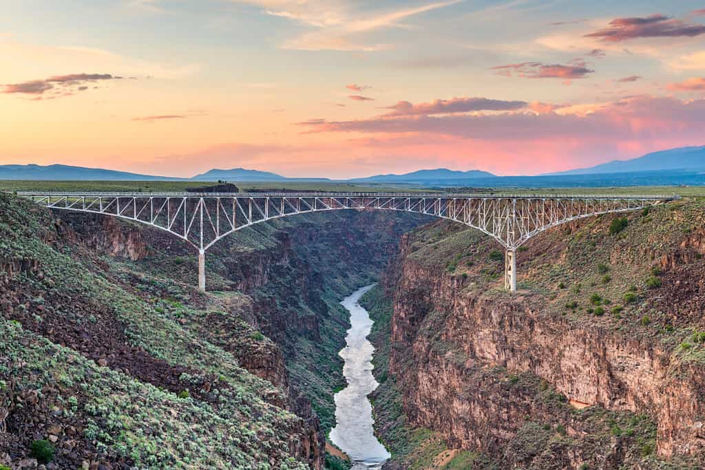 Taos, Nuovo Messico, Stati Uniti d'America al Rio Grande Gorge Bridge sul Rio Grande al crepuscolo.