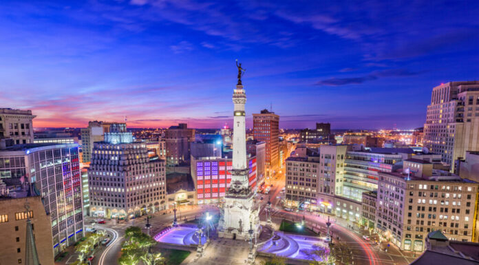 Skyline di Indianapolis, Indiana, USA sul Monument Circle