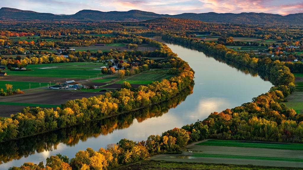 Pioneer Valley con il fiume Connecticut a Deerfield, Massachusetts al tramonto - Agricoltura nordorientale