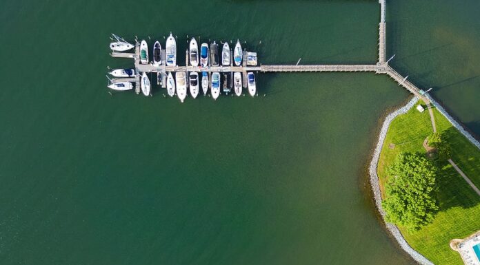 Ripresa aerea di un pittoresco porto sul Lago Normanno a Cornelius, Carolina del Nord