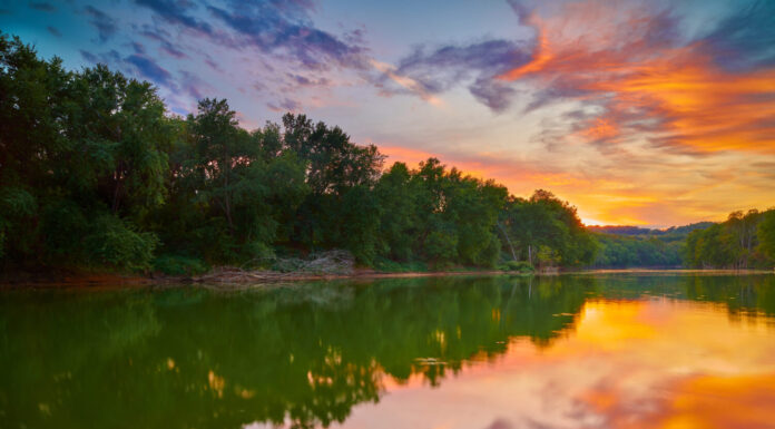 Tramonto sul fiume Kentucky.