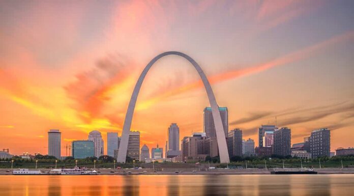 Paesaggio urbano del centro di St. Louis, Missouri, USA sul fiume al crepuscolo.
