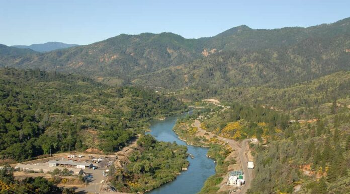 Fiume Sacramento sotto la diga di Shasta, lago Shasta, California