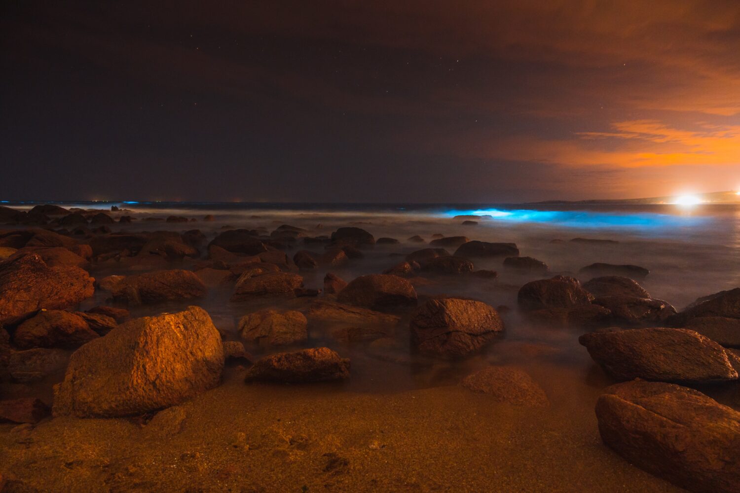 Una bellissima vista della costa rocciosa di notte a Porto Rico