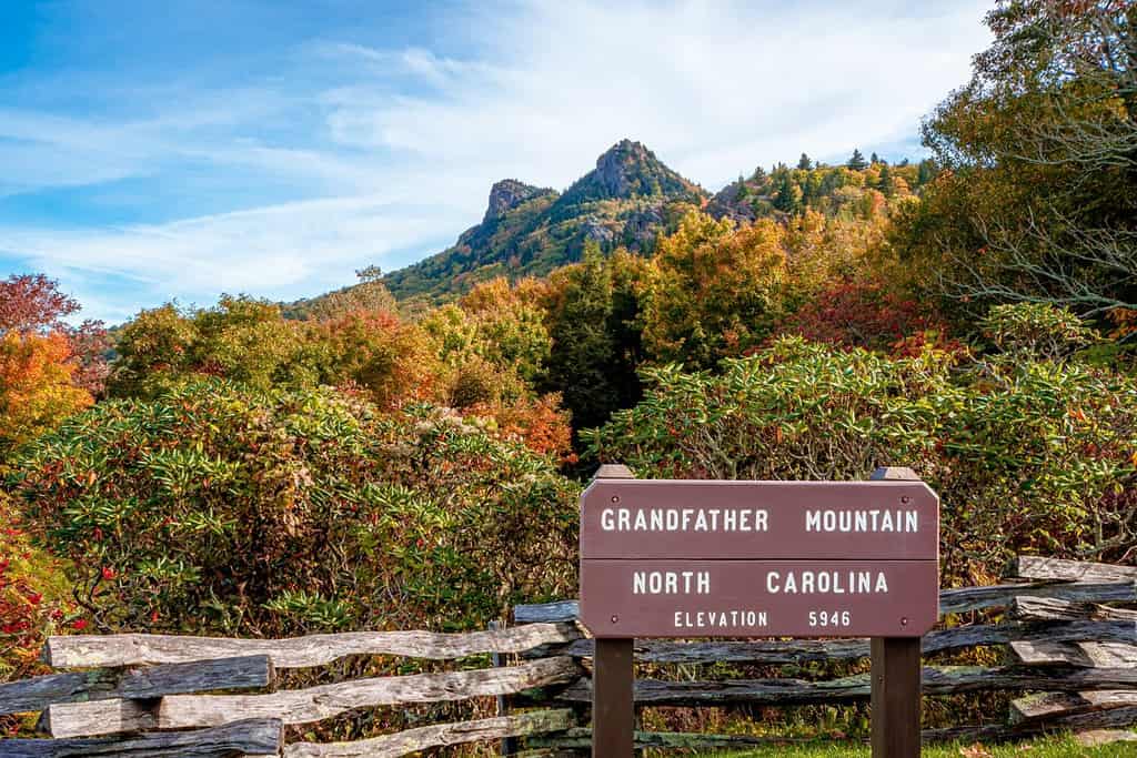 Parco statale di Grandfather Mountain nella stagione autunnale.  Grandfather Mountain è una montagna vicino a Linville, nella Carolina del Nord.  Con i suoi 5.946 piedi, è la vetta più alta della parte orientale delle Blue Ridge Mountains.