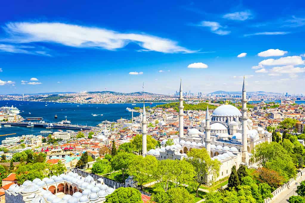 Vista aerea del drone della Moschea Suleymaniye, enorme moschea imperiale ottomana a Istanbul, Turchia.