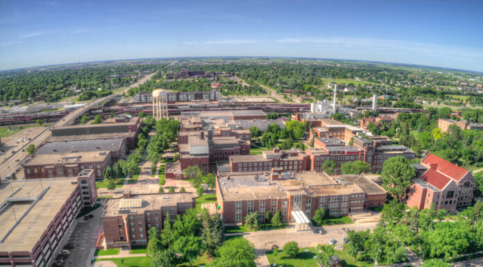 Vista aerea dal drone dell'Università del North Dakota a Grand Forks durante l'estate