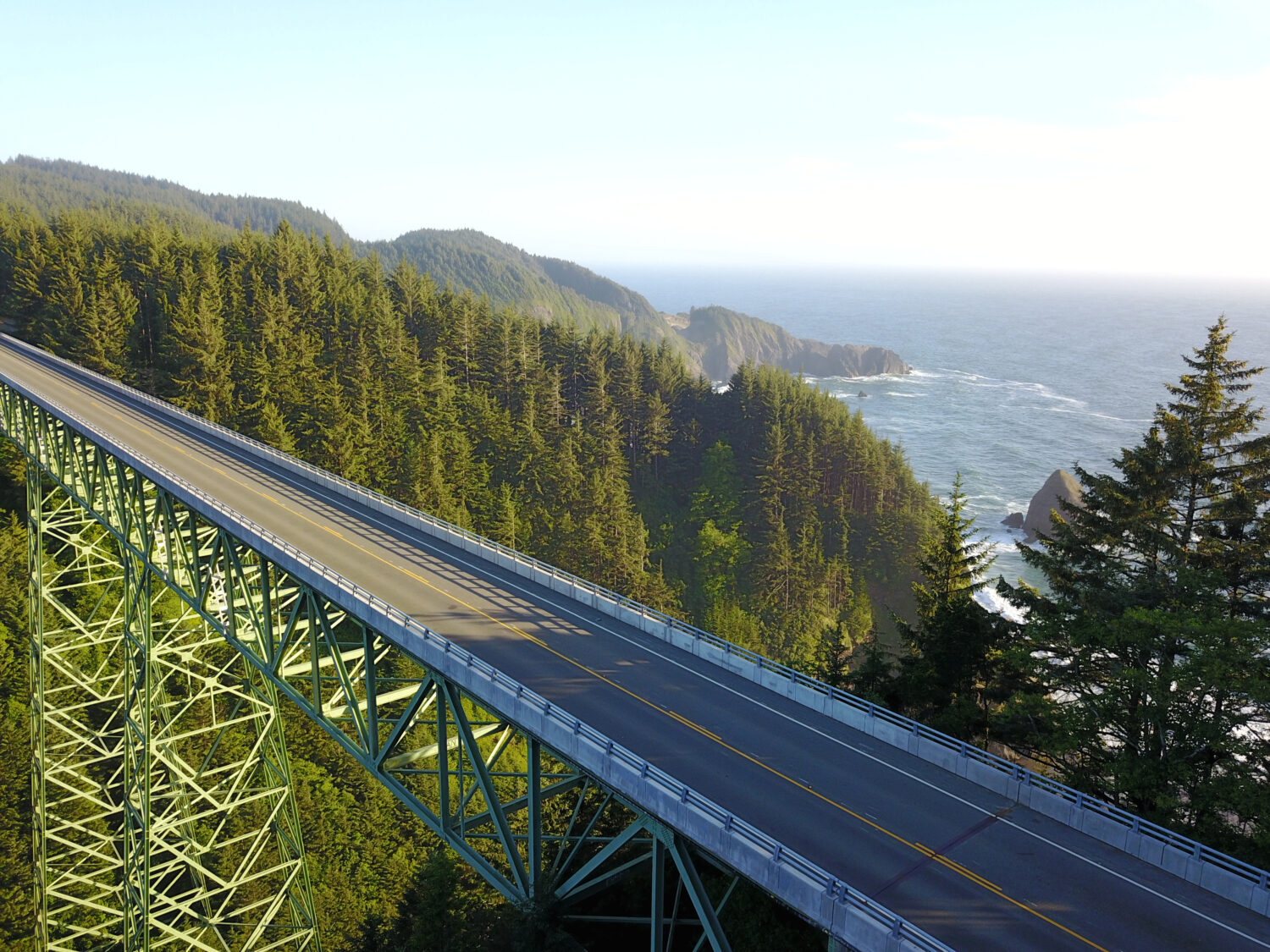 Il ponte più alto dell'Oregon, il Thomas Creek Bridge.  Ariel, drone.