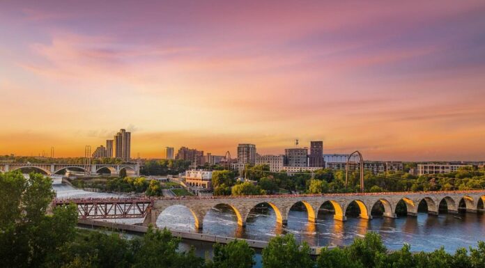 Minneapolis Minnesota al tramonto sul fiume Mississippi,