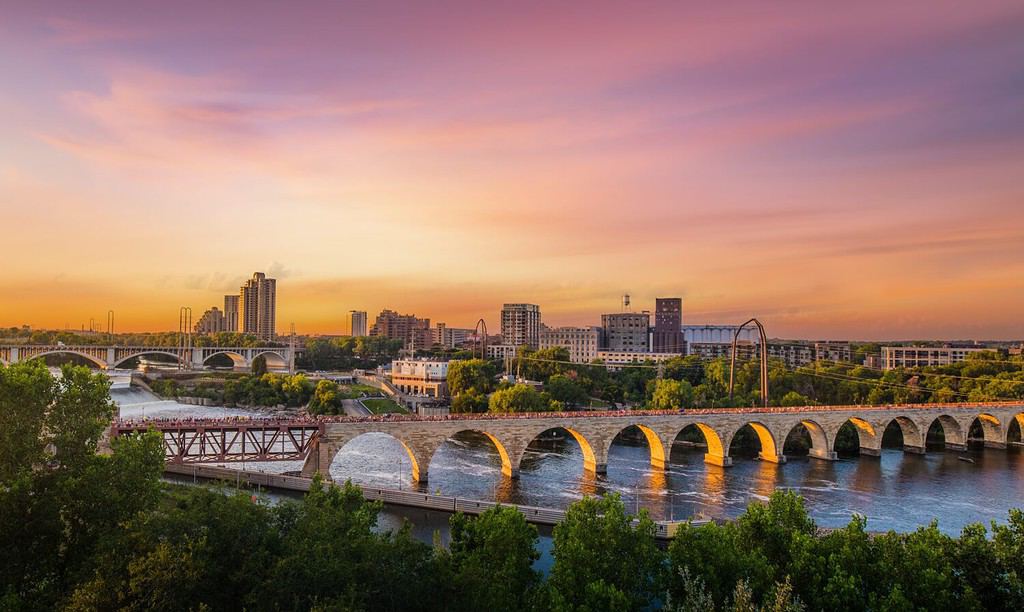 Minneapolis Minnesota al tramonto sul fiume Mississippi,