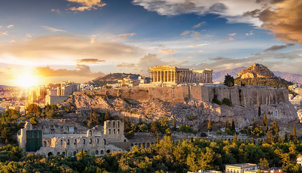 L'acropoli di Atene, Grecia, con il tempio del Partenone in cima alla collina durante un tramonto estivo