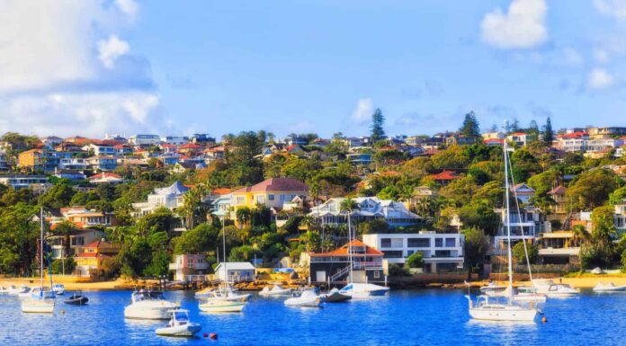 Il ricco sobborgo di Vaucluse sul lungomare del porto di Sydney intorno a Double Bay - vista delle case residenziali dal traghetto.