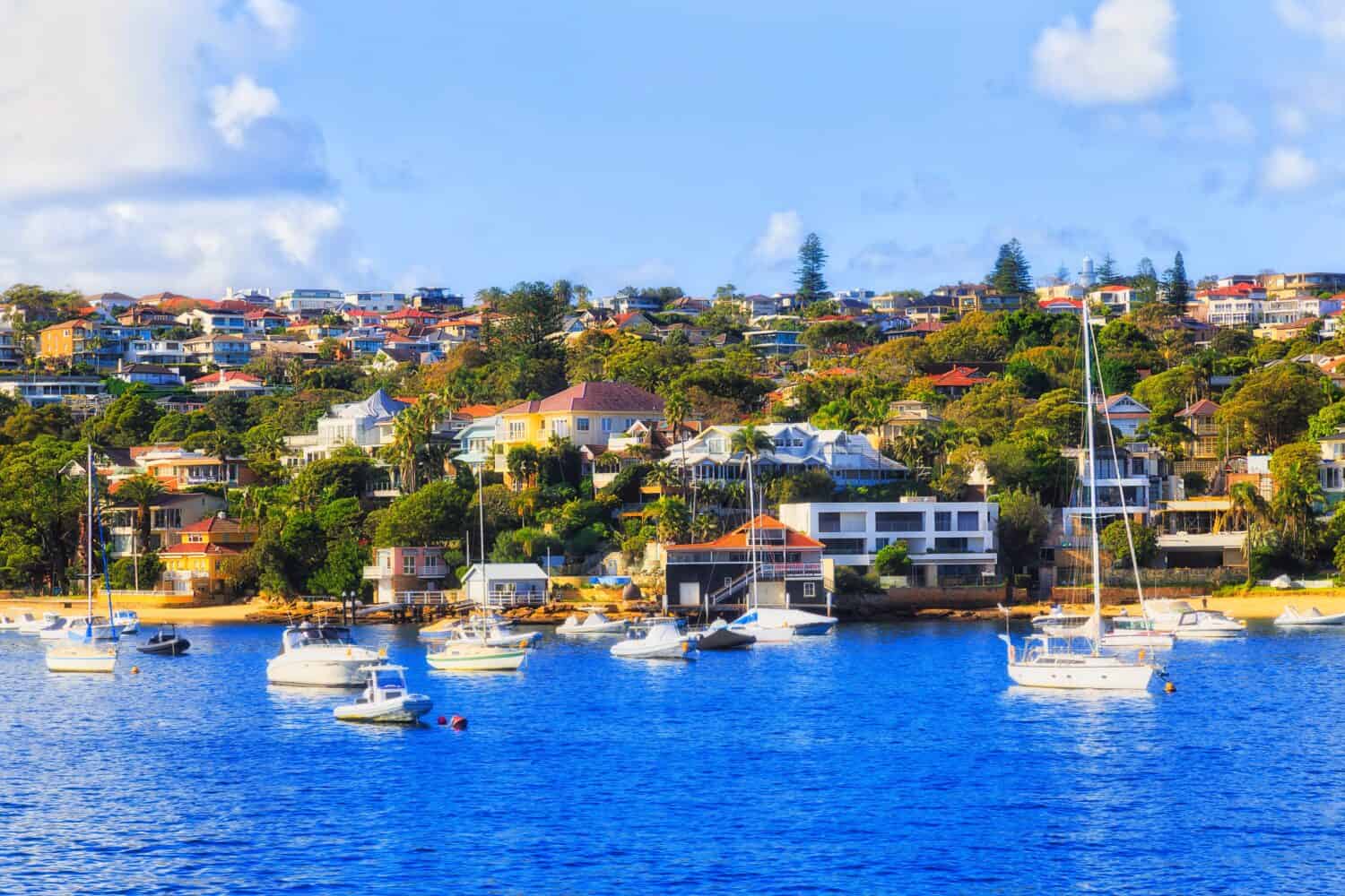 Il ricco sobborgo di Vaucluse sul lungomare del porto di Sydney intorno a Double Bay - vista delle case residenziali dal traghetto.